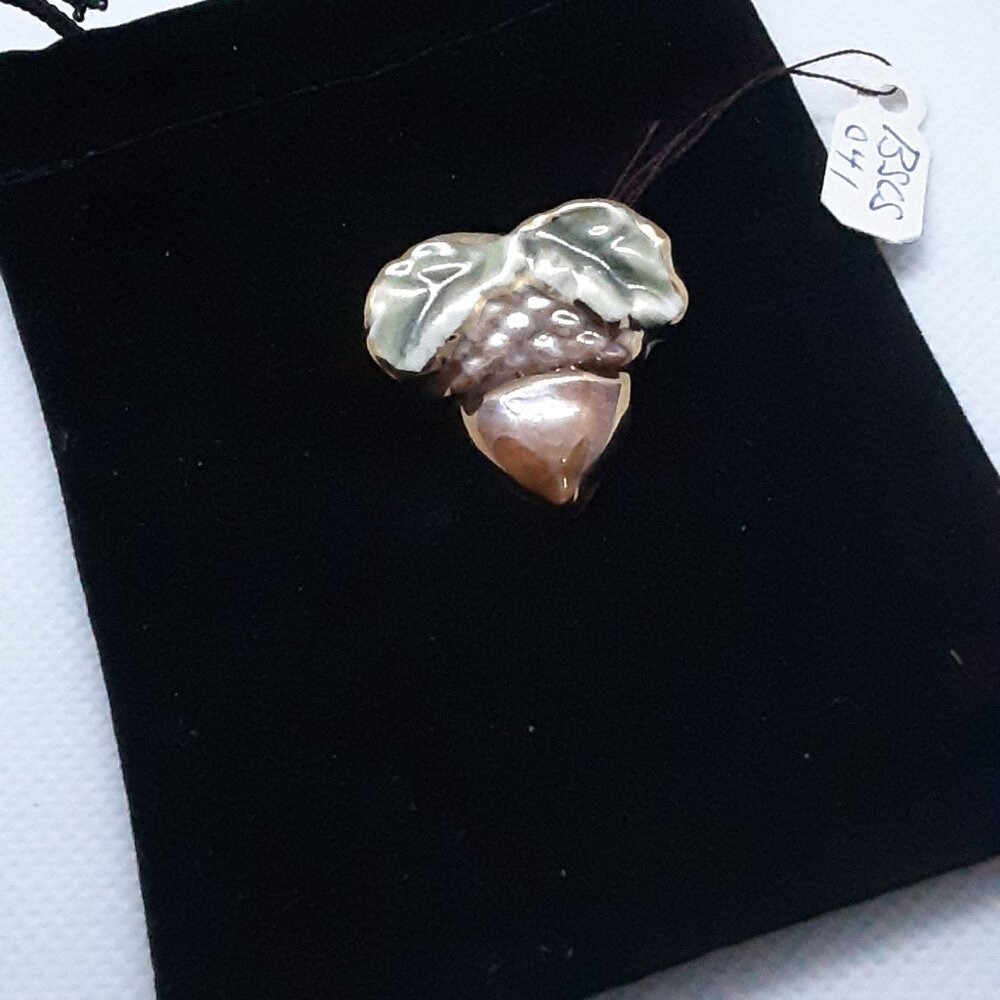 Nature Nut ...  NEW Collectable 22kt gold trimmed acorn pin - Picture 11 of 11